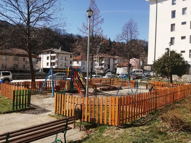 Община Смолян обезопаси детска площадка в кв. Райково