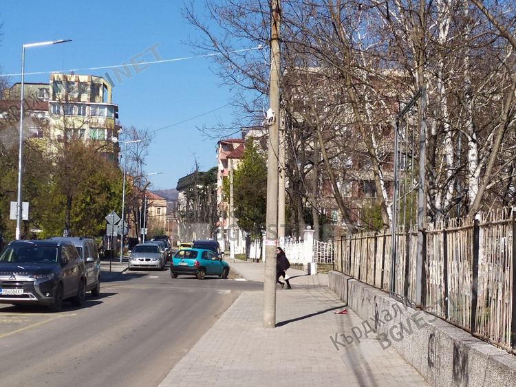 Централната улица „Екзарх Йосиф”-тапата на Кърджали, навлизането срещу движението вече е ежедневие