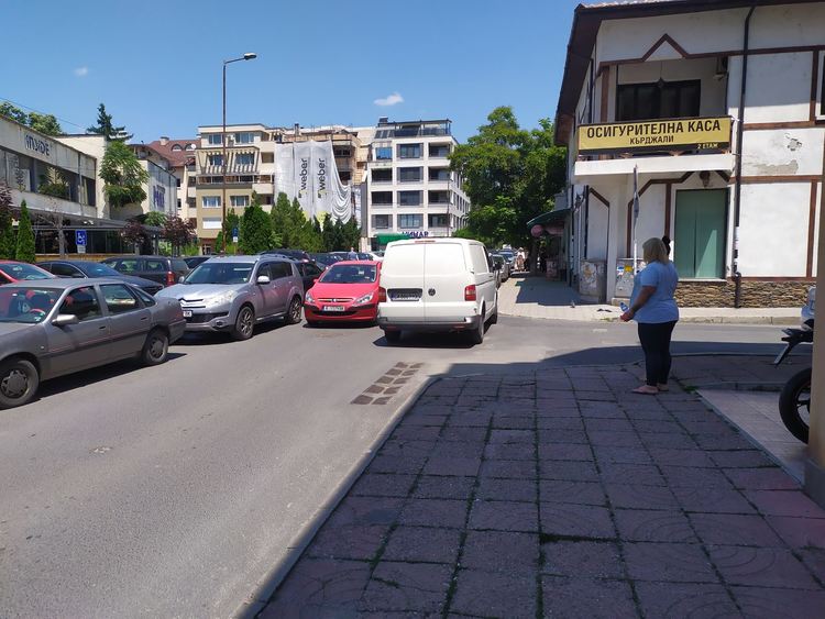 Централната улица „Екзарх Йосиф”-тапата на Кърджали, навлизането срещу движението вече е ежедневие