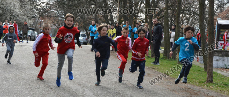 Над 50 деца се включиха в крос „Клокотница” в Хасково