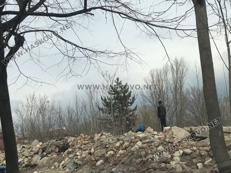 Младежи с „помощ” за разчистване на терена за бъдещия парк зад ДНА