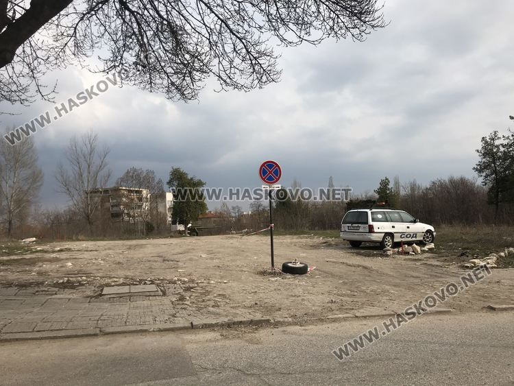 Младежи с „помощ” за разчистване на терена за бъдещия парк зад ДНА