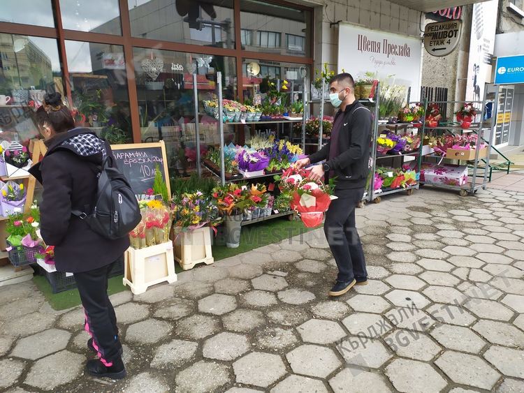 Цветята за празника на жената в Кърджали поскъпнаха с 20%, хит днес са лалетата