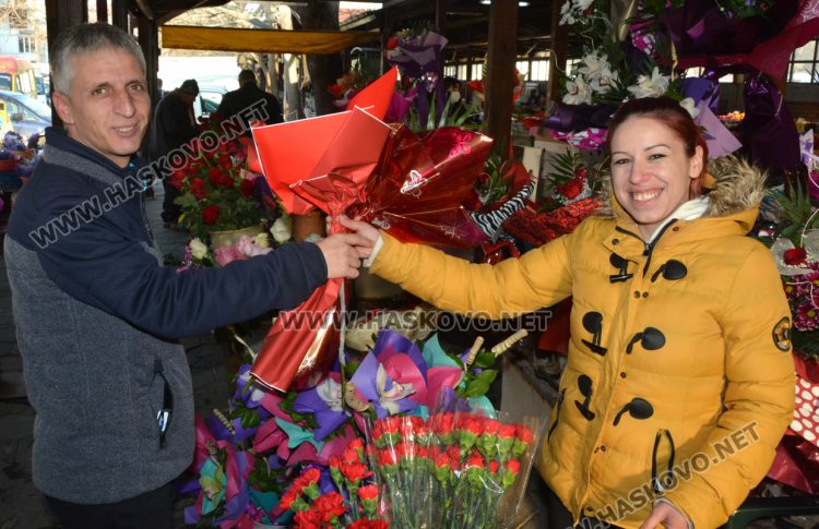 Цветя в саксия и букети са предпочитани за Деня на жената в Хасково