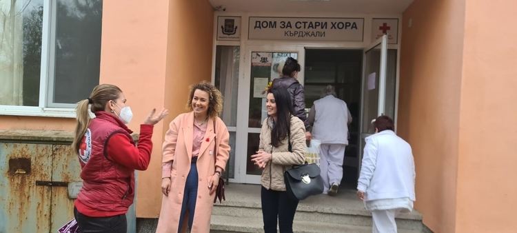 Петя Михалевска и Есен Устренска зарадваха с подаръци дамите в Дома за стари хора в Кърджали