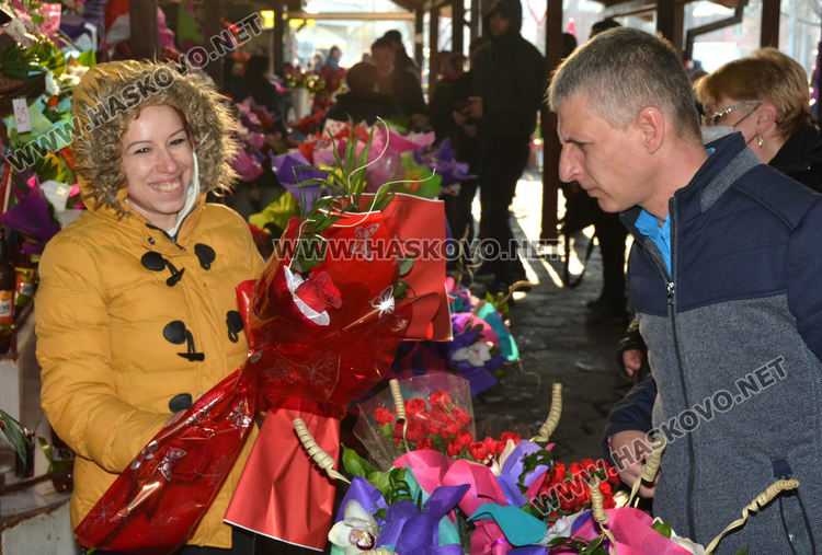 Цветя в саксия и букети са предпочитани за Деня на жената в Хасково