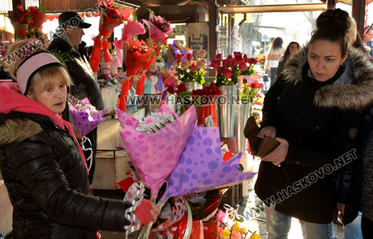 Цветя в саксия и букети са предпочитани за Деня на жената в Хасково