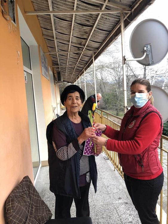 Петя Михалевска и Есен Устренска зарадваха с подаръци дамите в Дома за стари хора в Кърджали