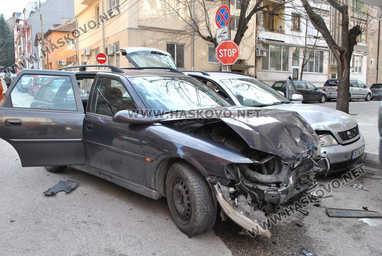 22-годишна водачка пострада при катастрофа зад Изчислителния център