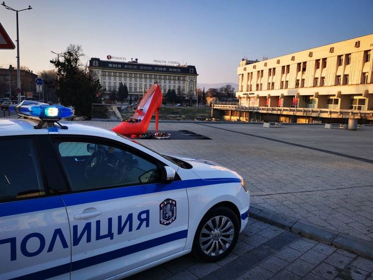Пловдивската полиция продължава осмомартенската си инициатива "Цвете на Пътя"