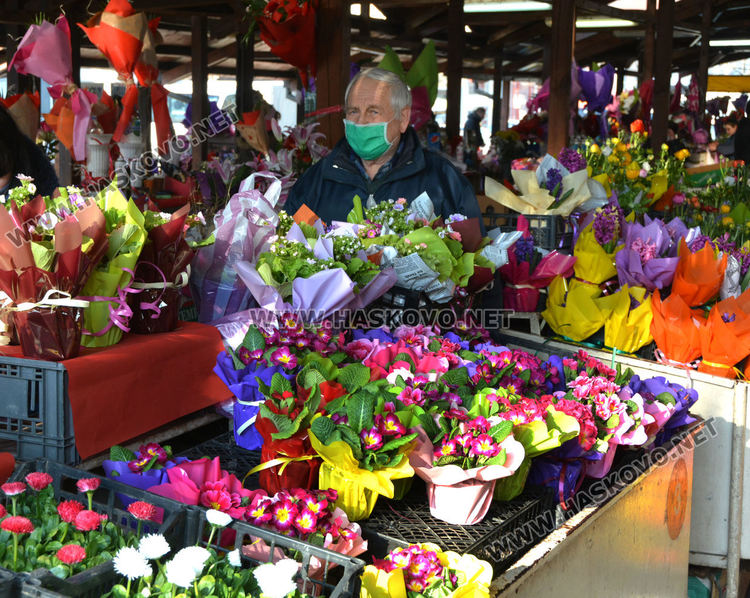 Цветя в саксия и букети са предпочитани за Деня на жената в Хасково