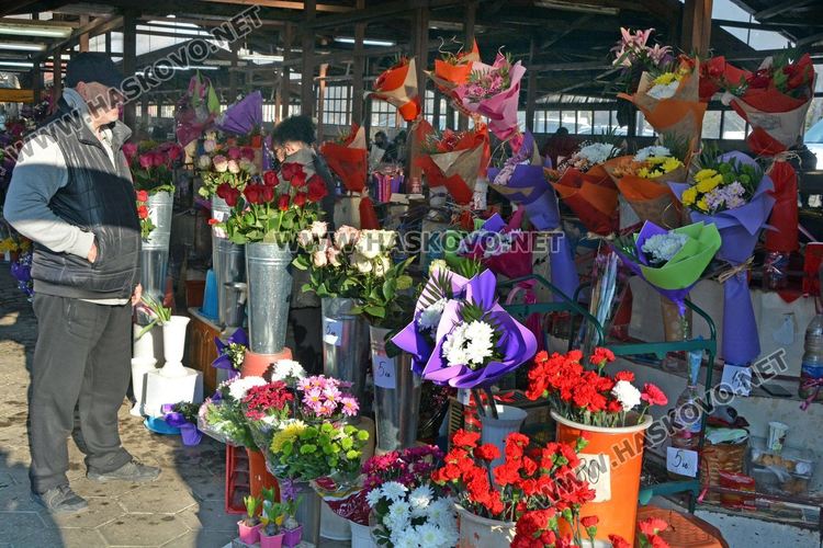 Цветя в саксия и букети са предпочитани за Деня на жената в Хасково