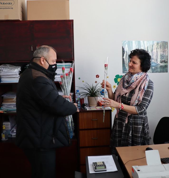 Карамфили от кмета на община Ардино за дамите по случай  8-ми март