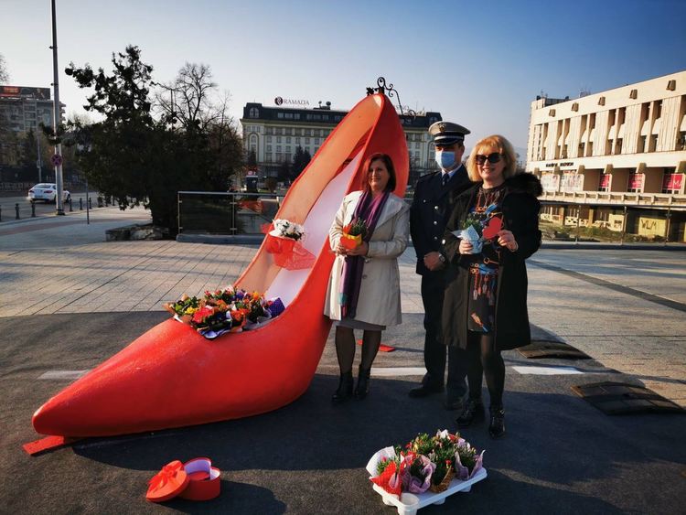 Пловдивската полиция продължава осмомартенската си инициатива "Цвете на Пътя"