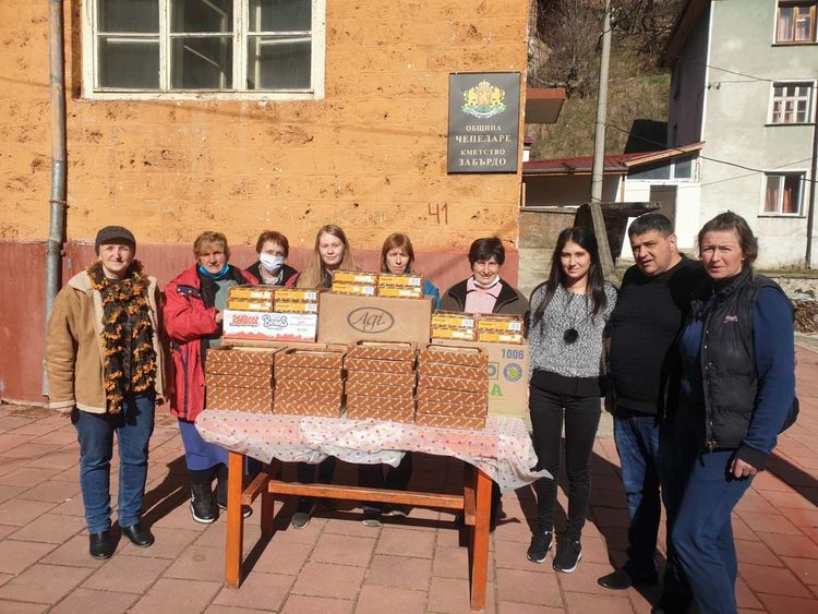 За 8-ми март кметът на Забърдо почерпи с баклава всички жени в селото си