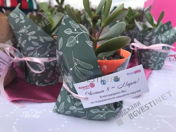 Младите ротарианци от Кърджали с грижа за жените с репродуктивни проблеми