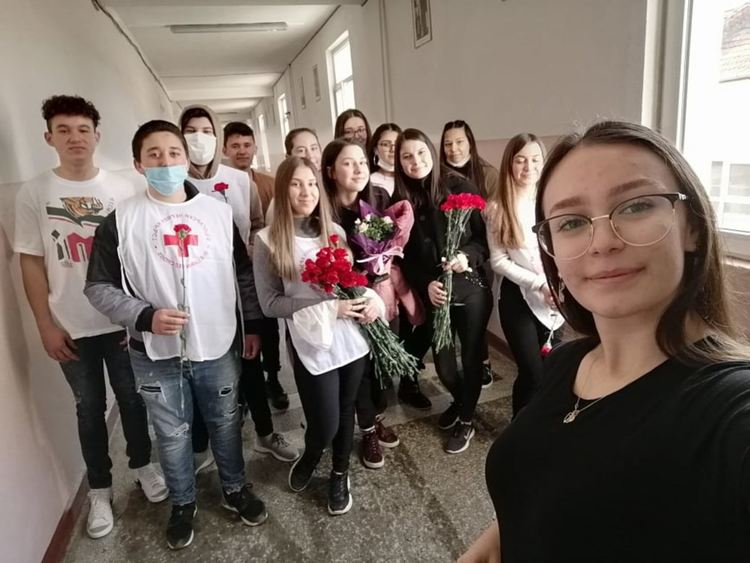 Клуб "Щастливи с нас" ощастливи своите учителки