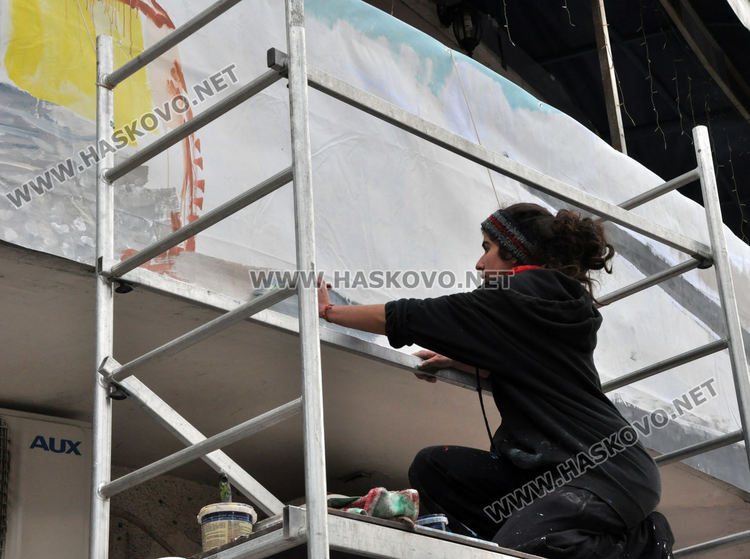 Улицата с театъра и галерията в Хасково оживява на платното „Разходка на терасата“ 3