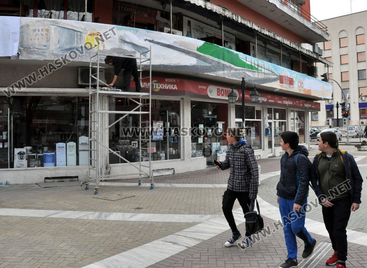 Улицата с театъра и галерията в Хасково оживява на платното „Разходка на терасата“ 3