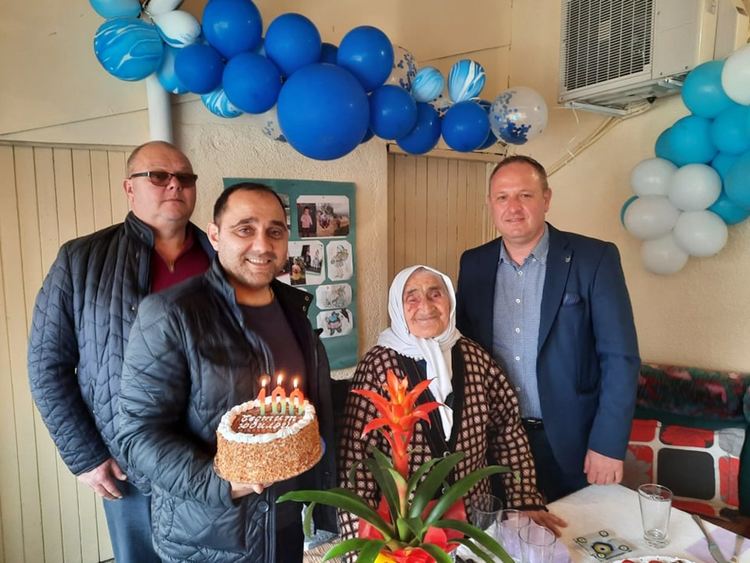 100-годишната Несибе Хашим посреща трима кметове на рождения си ден
