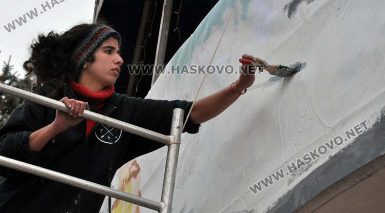 Улицата с театъра и галерията в Хасково оживява на платното „Разходка на терасата“ 3
