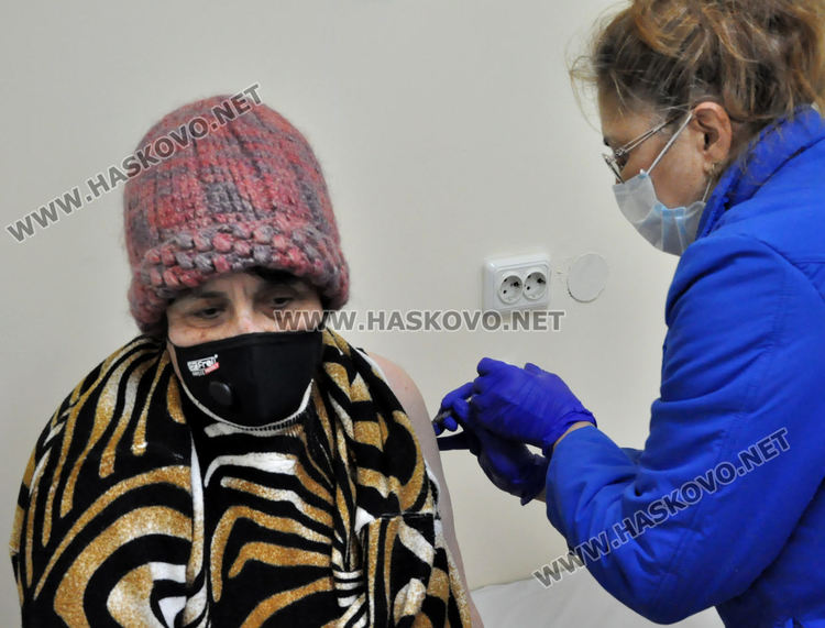 23 души с ваксини днес в РЗИ, записани през електронния портал 