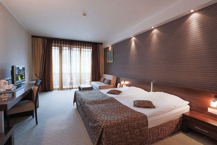 Спад наполовина в приходите от нощувки в Хасковско за една година