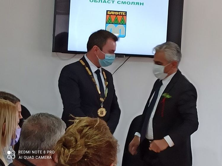 С питка и гайда Павлин Белчев официално седна на кметския стол в Баните