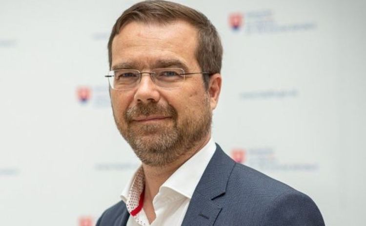 Спутник V взе главата на словашкия здравен министър