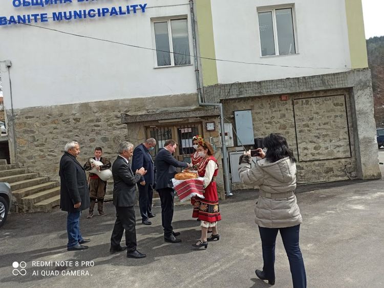 С питка и гайда Павлин Белчев официално седна на кметския стол в Баните