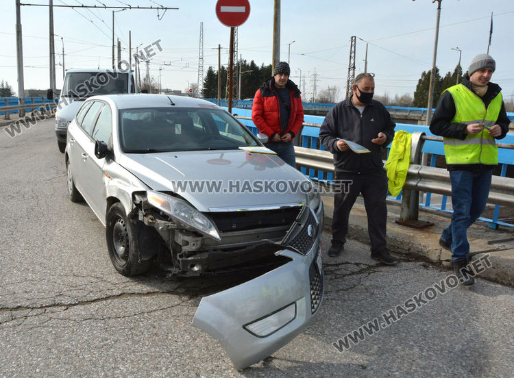 Камион и кола се блъснаха на ляв завой на детелината в „Орфей“