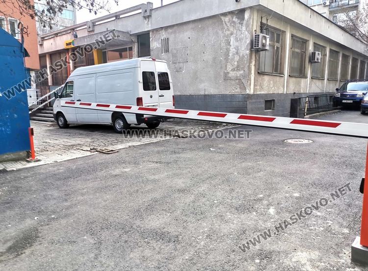 Паркингът зад Първа поликлиника вече е с бариера