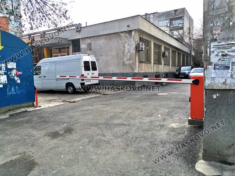 Паркингът зад Първа поликлиника вече е с бариера