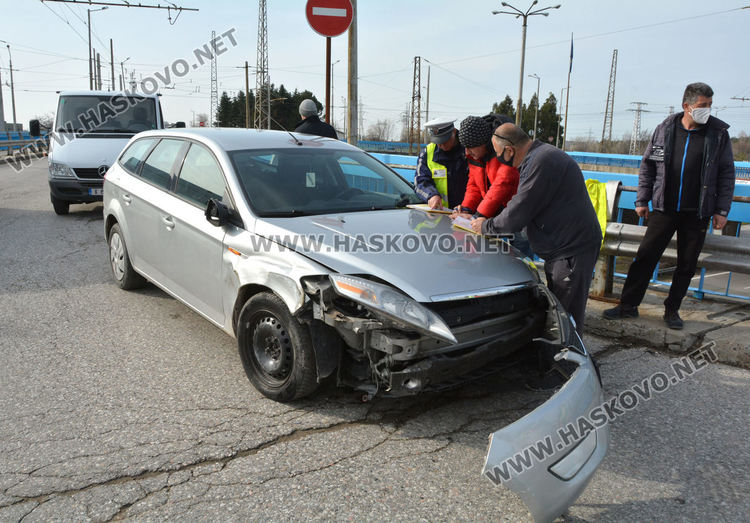 Камион и кола се блъснаха на ляв завой на детелината в „Орфей“