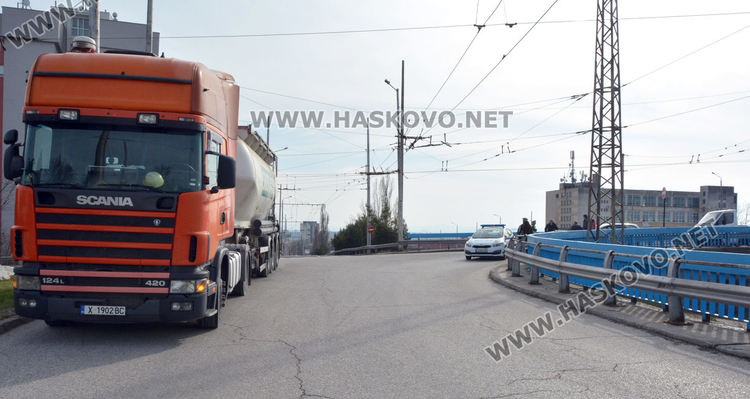 Камион и кола се блъснаха на ляв завой на детелината в „Орфей“