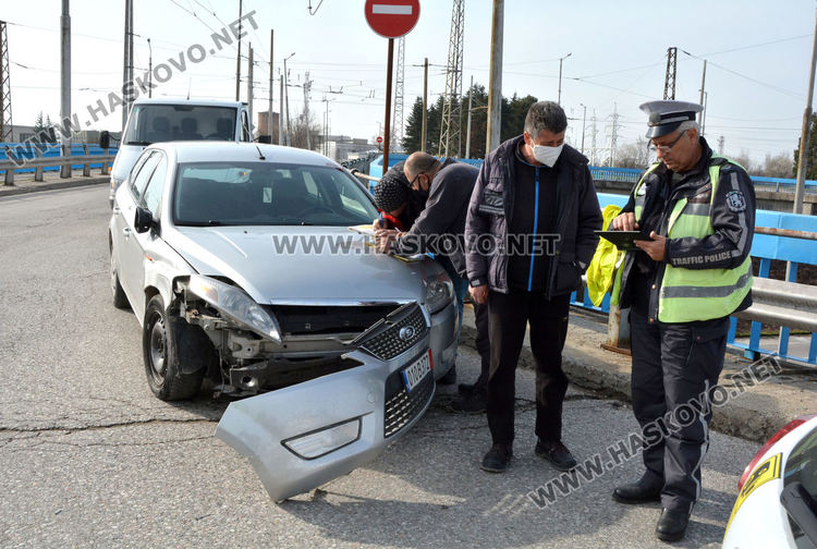 Камион и кола се блъснаха на ляв завой на детелината в „Орфей“