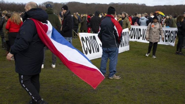 Сблъсъци и арести в Хага, водно оръдие и палки срещу антилокдаун проява