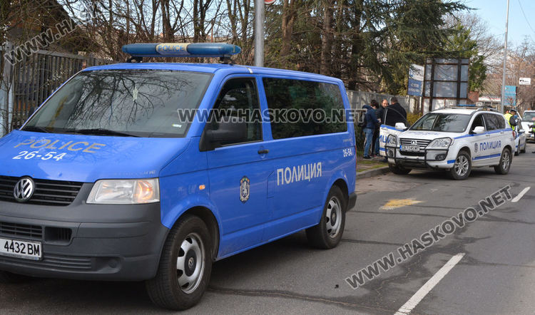 Три патрулки приклещиха мотопед без номер и още нарушители в Хасково
