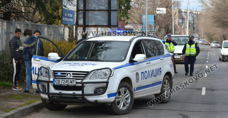 Три патрулки приклещиха мотопед без номер и още нарушители в Хасково