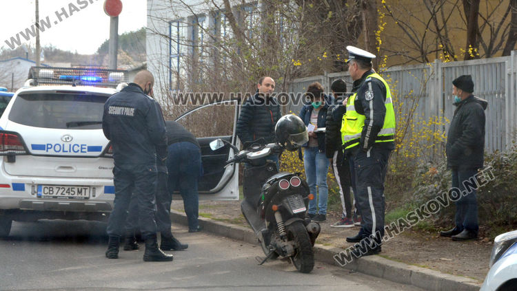 Три патрулки приклещиха мотопед без номер и още нарушители в Хасково