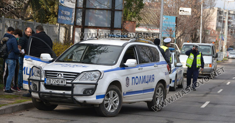 Три патрулки приклещиха мотопед без номер и още нарушители в Хасково