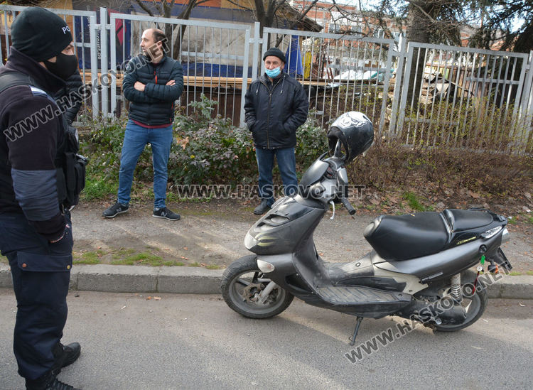 Три патрулки приклещиха мотопед без номер и още нарушители в Хасково