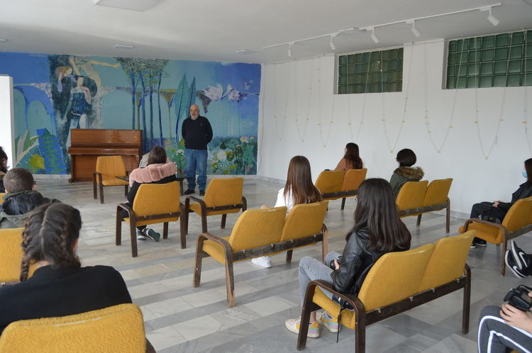 Млади хора пожелаха да пишат за местни медии след среща с журналиста Георги Кулов