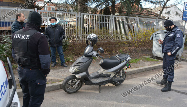 Три патрулки приклещиха мотопед без номер и още нарушители в Хасково