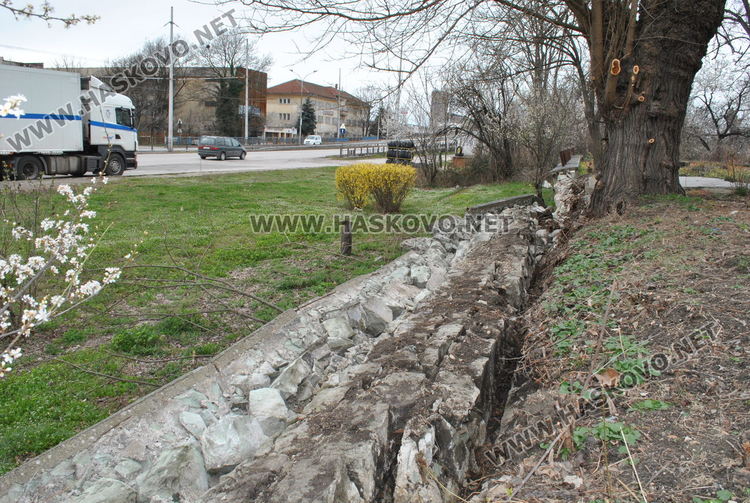 Рухна ограда до жп гарата в Хасково, обезопасяват я спешно