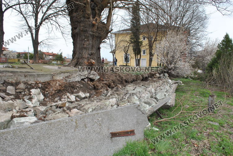 Рухна ограда до жп гарата в Хасково, обезопасяват я спешно