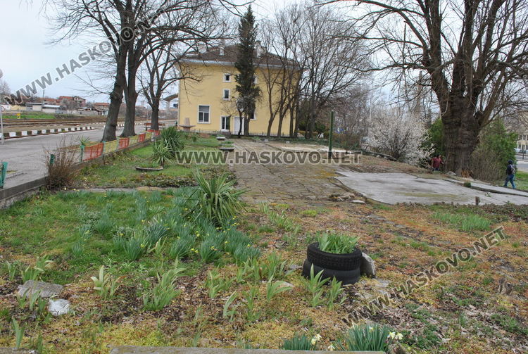 Рухна ограда до жп гарата в Хасково, обезопасяват я спешно