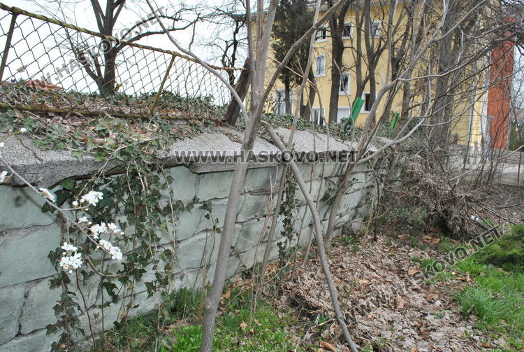 Рухна ограда до жп гарата в Хасково, обезопасяват я спешно
