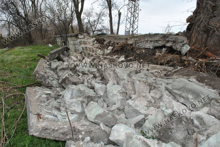 Рухна ограда до жп гарата в Хасково, обезопасяват я спешно
