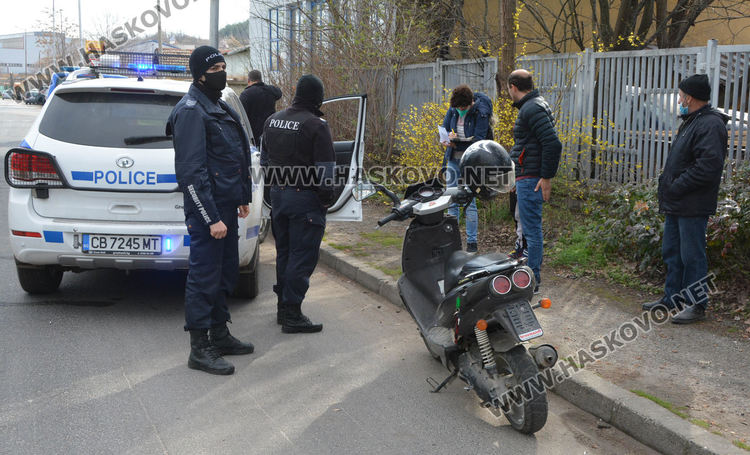Водачът на мотопеда без номер опитал да подкупи полицаи в Хасково